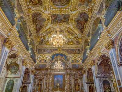 La decorazione fu ideata dal pittore napoletano Paolo Finoglio, chiamato a Conversano dal conte Giangirolamo II